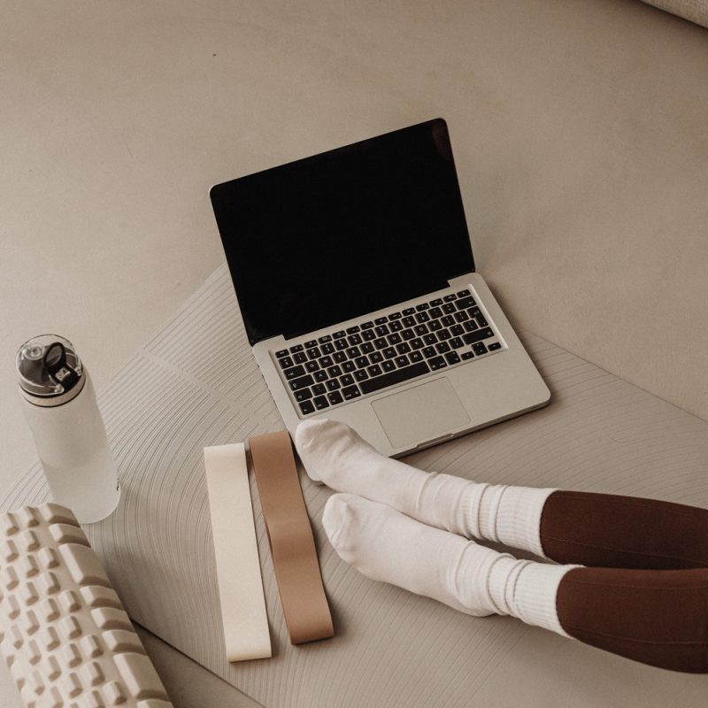 kaboompics_health-and-wellness-yoga-and-exercise-at-home-30971